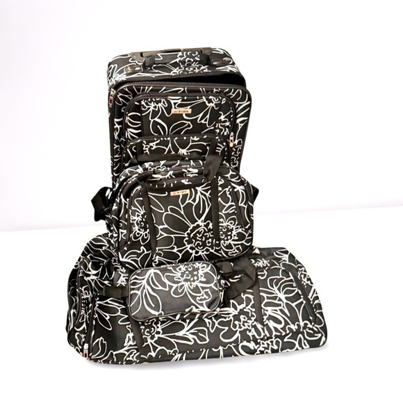 TAG Freehold 4-Piece Softside Spinner Luggage Softside Luggage Set suitcase - Picture 4 of 12